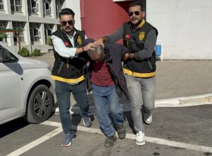 ADANA (AA) – Adana'da mezarlıkta anne ve iki kızını tabancayla