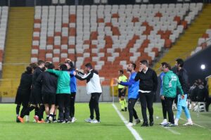 Stat: Yeni Adana Stadyumu Hakemler: Adem Cinek, Abdülhamit Söyler, Mehmet