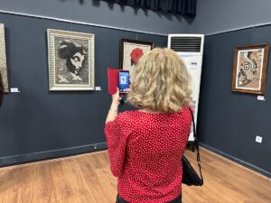 - Binlerce doğal çakıl taşı kullanılarak oluşturulan eserlerin yer aldığı