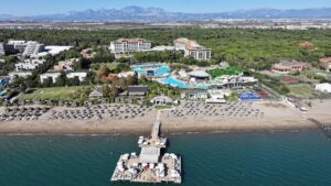 ANTALYA (AA) – Antalya'da güneşli havayı fırsat bilen tatilciler, sahillerde