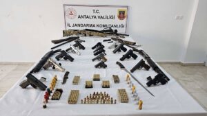 ANTALYA (AA) – Antalya'nın Serik ilçesinde düzenlenen uyuşturucu ve silah