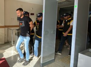 AYDIN (AA) – Aydın'ın Efeler ilçesinde darbettikleri kişiye zorla senet