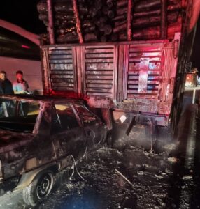 BURDUR (AA) – Burdur'un Çavdır ilçesinde tomruk yüklü tıra çarparak