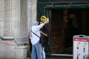 BURSA (AA) – Bursa'da tarihi Yeşil Cami'ye şortla girmemek için