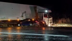 ÇORUM (AA) – Çorum'da otomobilin tıra çarpması sonucu 5 kişi