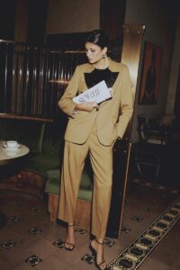 - Mevsim değişirken tarzını gündüzden geceye şıklık sunan parçalarla yenilemek