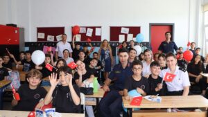 DENİZLİ (AA) – Denizli'de jandarma ekipleri, şehit askerin çocuğuna sürpriz