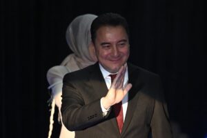 - "Bu ülkeye gönül vermiş, taş üstüne taş koymak isteyen