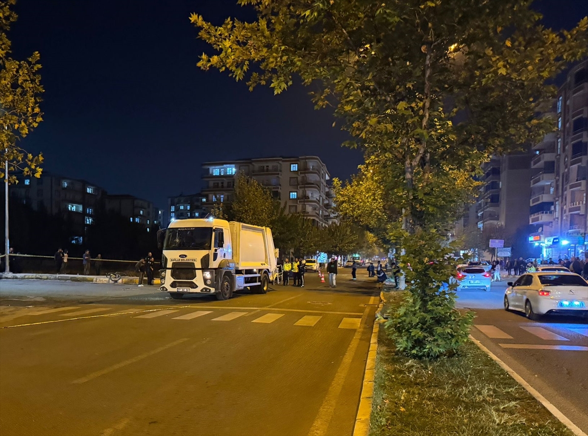 Diyarbakır'da çöp kamyonun çarptığı anne öldü, çocuğu ağır yaralandı
