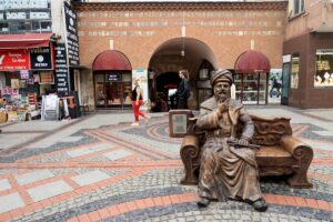 - Proje kapsamında, yapıların cephelerine sonradan eklenen kaplamalar kaldırılacak, eski