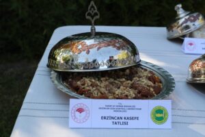 ERZİNCAN (AA) – Erzincan'ın yöresel lezzetlerinden, yaprak döneri, tandır ketesi,