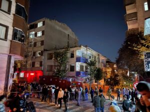 - Çatıdan düşen parçalar nedeniyle park halindeki iki araçta hasar