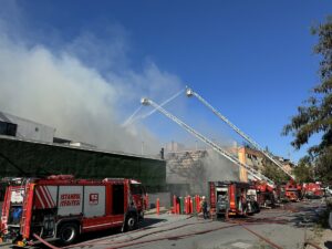 İSTANBUL (AA) – Gaziosmanpaşa'da bir kumaş deposunda çıkan yangına itfaiye