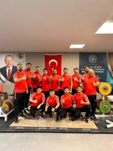 - Organizasyonda Türkiye'yi 18 kadın ve 13 erkek halterci temsil