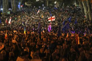 TİFLİS (AA) – Gürcistan'ın başkenti Tiflis'te sokaklara çıkan binlerce kişi,