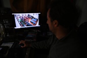 - Dua ediyor gibi davranarak hırsızlık yapan şüphelilerin görüntülerini güvenlik