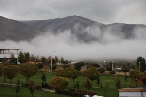 IĞDIR (AA) – Iğdır'ın yüksek kesimlerinde sis bulutları, az rastlanan