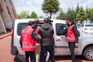 ISPARTA (AA) – Isparta'da iş yerindeki imitasyon bilezikleri çaldıkları iddiasıyla