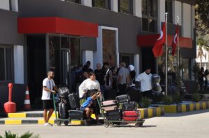 MERSİN (AA) – İsrail'in saldırılarını sürdürdüğü Lübnan'daki 315 yabancı uyruklu,