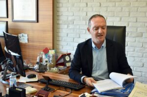 İZMİR (AA) – İzmir'de kendilerini bankacı olarak tanıtıp bir kişinin