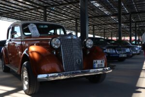 KAHRAMANMARAŞ (AA) – Kahramanmaraş'ın Onikişubat ilçesinde düzenlenen "Klasik Otomobil Festivali"nde,