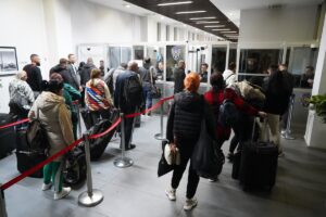 EDİRNE (AA) – Kapıkule Sınır Kapısı'nda otobüs yolcularının pasaport kontrolünün