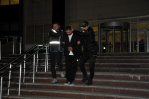 KARS (AA) – Kars'ta akülü aracıyla evinin önünde oynadığı sırada