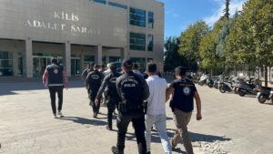 KİLİS (AA) – Kilis'te göçmen kaçakçılığı yaptıkları iddiasıyla gözaltına alınan