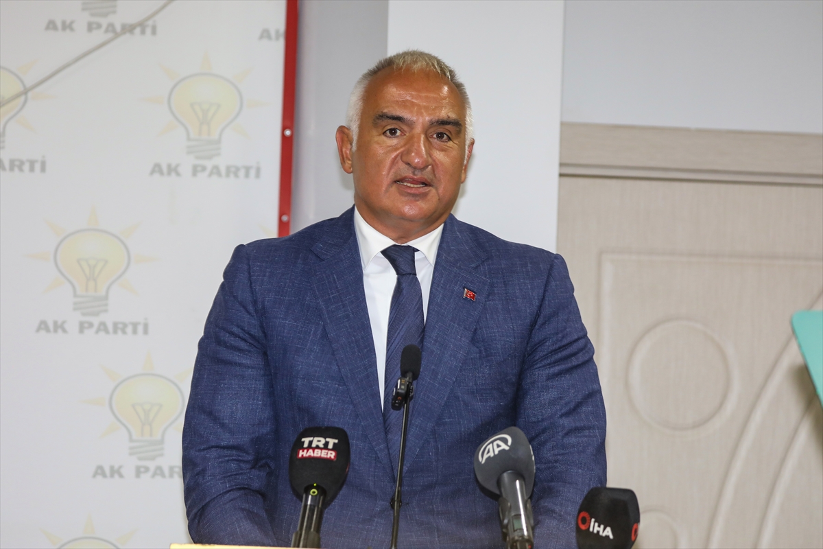 Kültür ve Turizm Bakanı Ersoy, Iğdır'da partililerle buluştu: