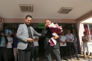 - Okul koridorunda toplanan öğrenciler, emekliliğe ayrılan öğretmenleri Hüseyin Yıldız'ı