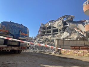 MERSİN (AA) – Mersin'in Yenişehir ilçesinde yıkımı yapılan eski alışveriş