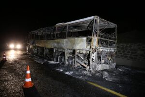 - Otobüsteki 10 yolcu, firmaya ait başka bir otobüse alınarak