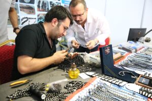 - Fizik bölümünde yüksek lisans eğitimini tamamlamasına rağmen merakla başladığı