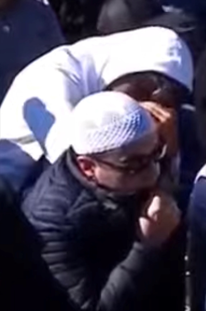 Ölen FETÖ elebaşı Gülen için gelen örgüt mensupları arasında yüz gizleme çabaları dikkati çekti