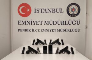 İSTANBUL (AA) – Pendik'te aracında 4 ruhsatsız tabanca ile 8
