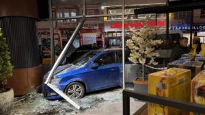 RİZE (AA) – Rize'de kontrolden çıkan otomobilin sosyal tesislere girmesi