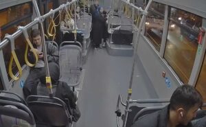 SAKARYA (AA) – Sakarya'da belediye otobüsü şoförü, fenalaşan yolcuyu hastaneye