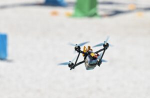 - Şampiyonlara ödüllerini Baykar Genel Müdürü Haluk Bayraktar ile STM