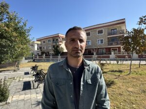 İZMİR (AA) – İzmir'de inşaat ve apartmanlarda temizlik yaparak geçimini
