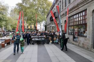 TRABZON (AA) – Trabzon'da toplanan grup, Filistin'e destek yürüyüşü yaptı.