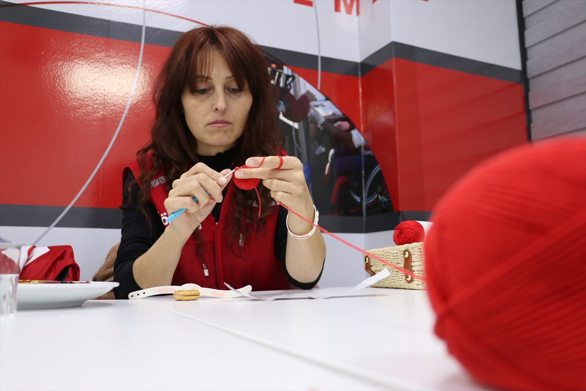 Türk Kızılay gönüllüleri kan damlacığı örgüsü ile kan bağışına dikkat çekmek istiyor