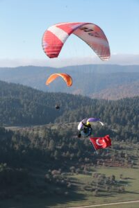 BOLU (AA) – Yamaç paraşütçüleri, Cumhuriyet'in 101. yıl dönümü kutlamaları