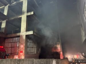 İSTANBUL (AA) – Zeytinburnu'nda, 4 katlı iş merkezinin bodrum katında