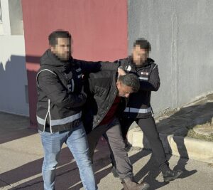 - Şüphelilerin Adana'daki iki bankaya ait ATM'lere sahte 100 dolarlık