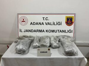 ADANA (AA) – Adana'da otomobilde yapılan aramalarda 6 kilogram uyuşturucu