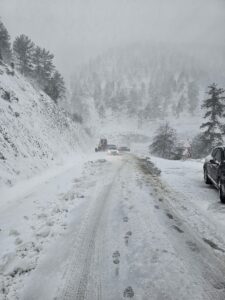 ADANA (AA) – Adana'nın Feke ilçesinde karda mahsur kalan otomobildeki