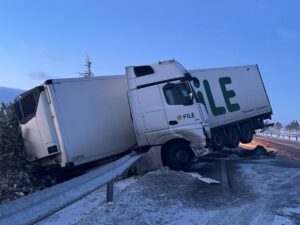 AFYONKARAHİSAR (AA) – Afyonkarahisar'ın Emirdağ ilçesinde biri yolcu otobüsü 3