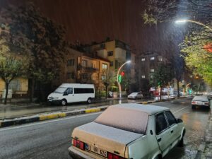 AFYONKARAHİSAR (AA) – Afyonkarahisar ve ilçelerinde kar yağışı etkili oluyor.