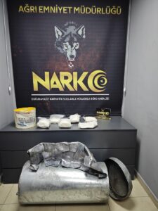 AĞRI (AA) – Ağrı'nın Doğubayazıt ilçesinde İran plakalı tırın su