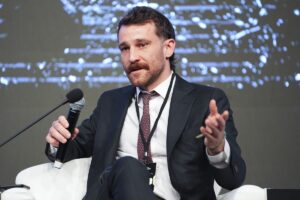 - Sempozyumda fotoğraf sanatçısı İzzet Keribar'ın Ayasofya-i Kebir Cami-i Şerifi